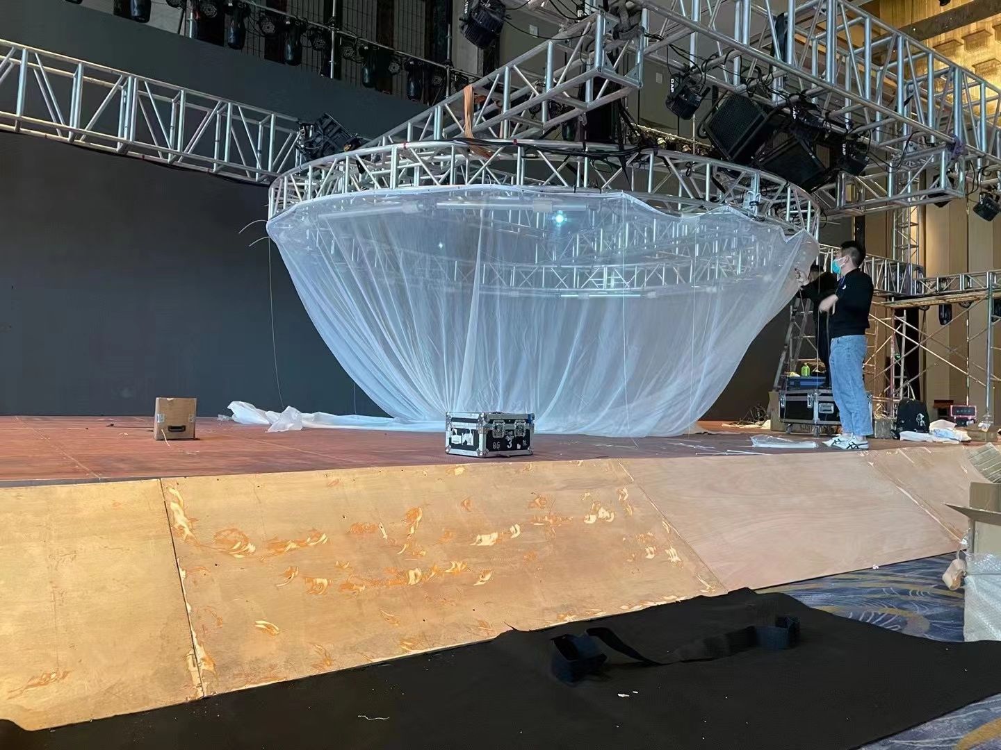 Easy Install 3D Holographic Mesh Projection Screen Hologram Gauze Projection Screen for Exhibition and Stage